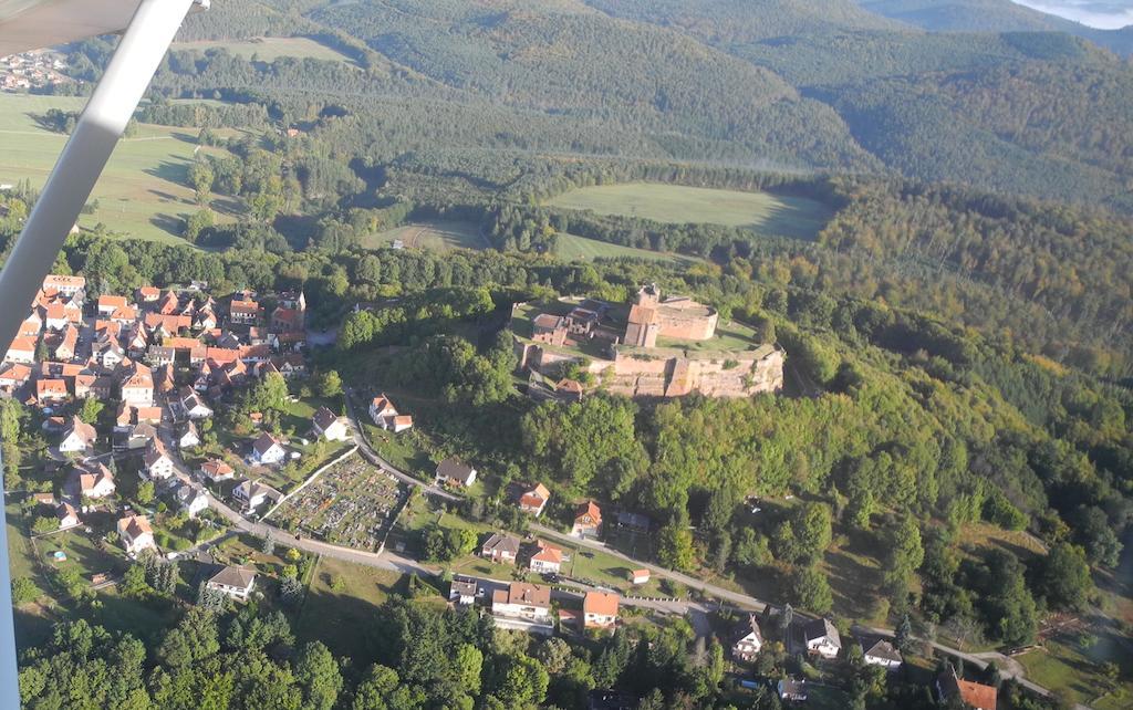 Au Pied Du Chateau Lichtenberg Bilik gambar